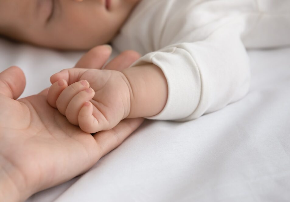 New,Mom,And,Newborn,Baby,Hands,Close,Up.,Mother,Holding